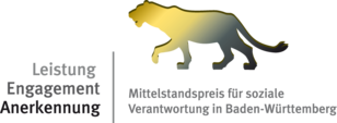 Das Bild zeigt das Logo des Mittelstandspreis. Links stehen untereinander die Begriffe Leistung, Engagement, Anerkennung. Rechts ist ein Löwe abgebildet, darunter steht Mittelstandspreis für soziale Verantwortung Baden-Württemberg